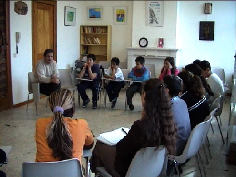 Une pr�-information par Dogan �zg�den aux enfants avant la visite du camp de concentration � .....ion �